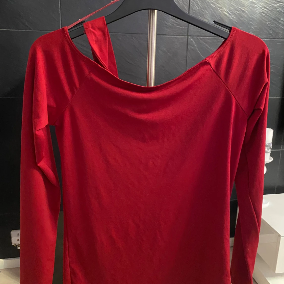 Röd oneshoulder långärmad topp BikBok - 2