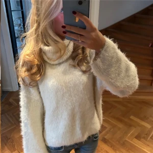 Polo tröja  - Så himla fin och mysig polo tröja!!!💗💗 inte mina bilder, den har inga defekter eller fläckar förutom att lappen är avklippt (bild 4)  pris kan diskuteras!!