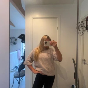 Beige stickad tröja med halvärm - Mysig beige stickad tröja från 157 med rund hals och halvärmar. Tröjan har en loose passform och är perfekt för både mys och fest. Materialet är mjukt och ger en chill vibe, passar dig som gillar enkel och stilren look💖.                                     ⚠️har även en likadan i storleken S