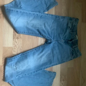 Ljusblå mid waist jeans, Cubus  - Ljusblå jeans från Cubus med flare ben och klassisk femficksdesign. Jeansen är i storlek 170, billiga och sköna. Det är flare/bootcut, och mid waist!! Priset kan diskuteras