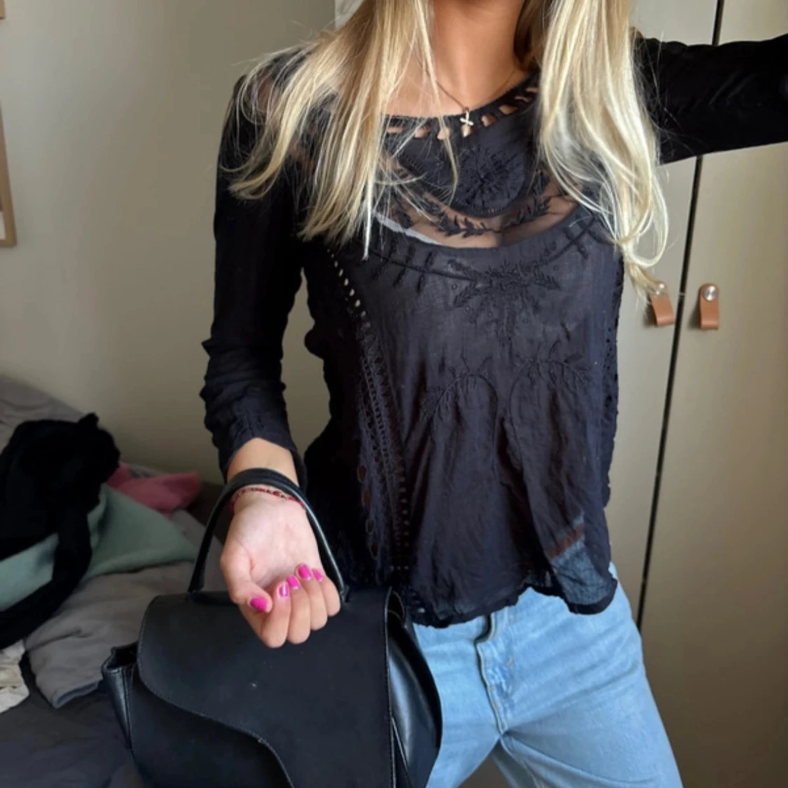 Svart blus med spetsdetaljer från hunkydory  - 2