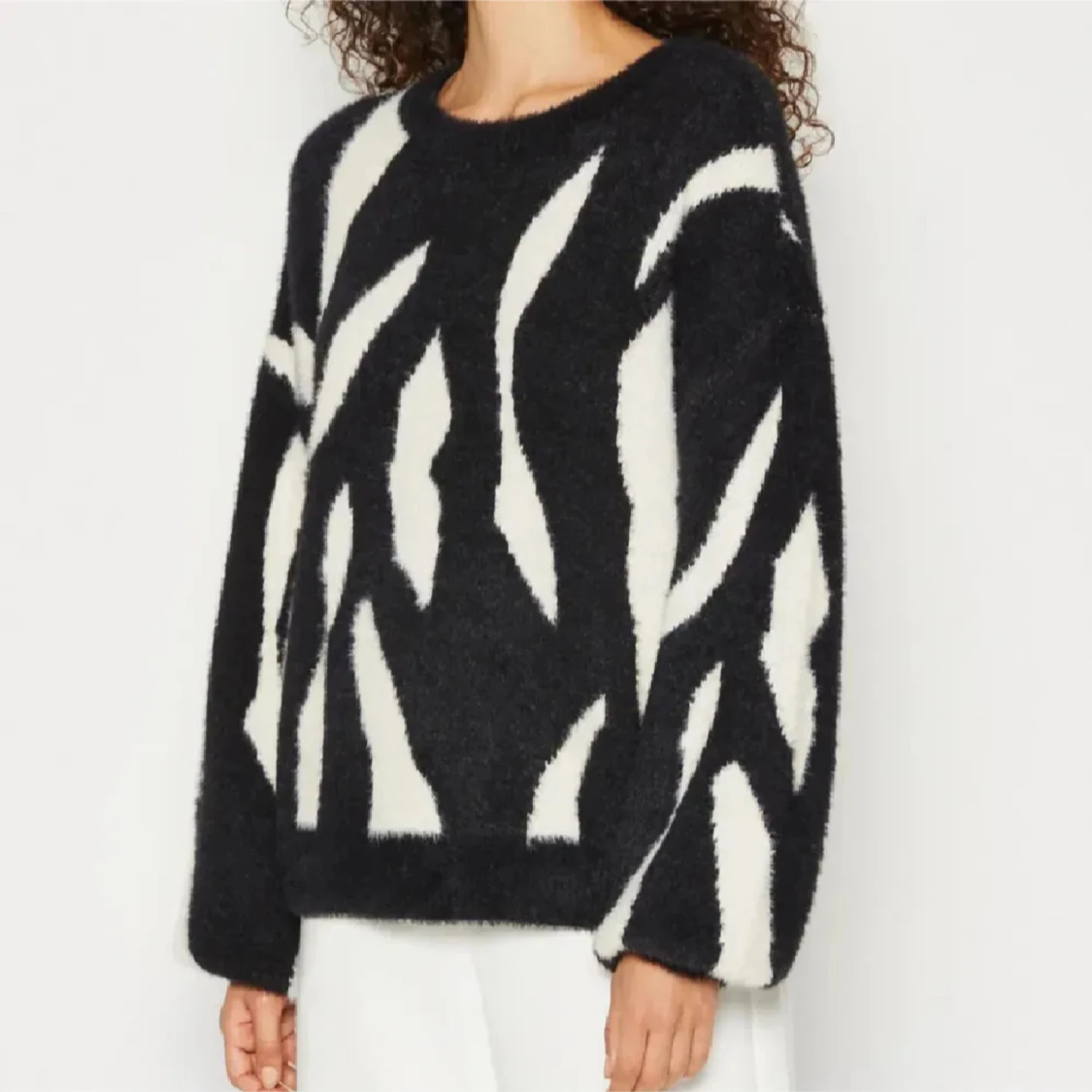 Zebramönstrad svartvit tröja från Vila