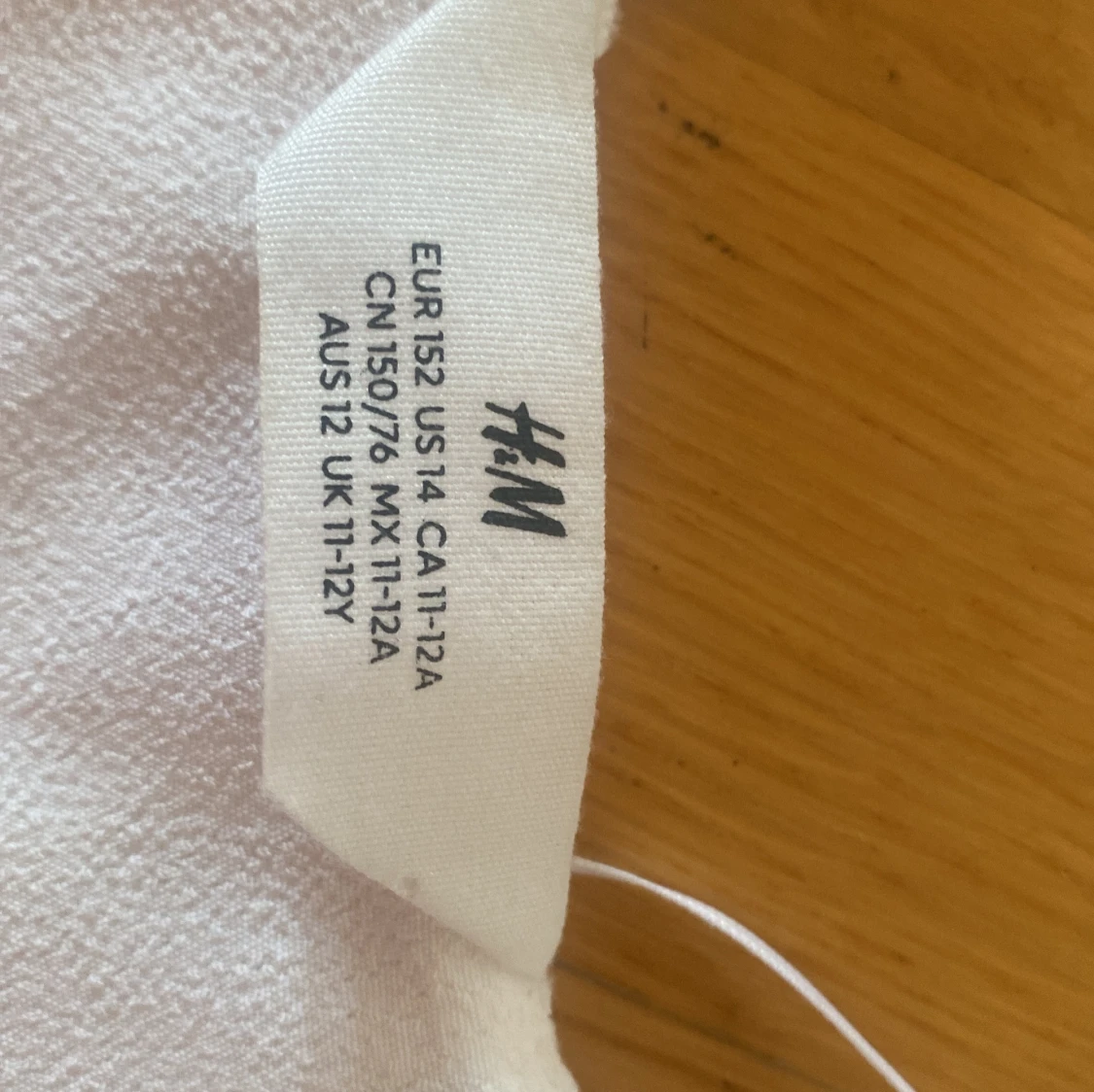 Vit långärmad blus med volang - 4