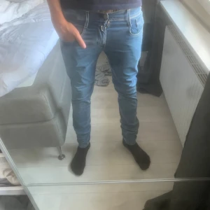 Replay Anbass jeans  - Säljer nu dessa feta Replay anbass jeans i strlk 29/34. Sitter väldigt bra och väldigt sköna. Vid frågor och funderingar är det bara skriva! Pris är diskuterbart!