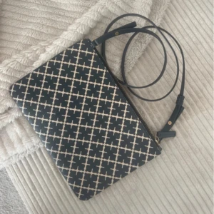 Svartvit väska från By Malene Birger - Intressekoll på min fina fina Malene Birger väska🫶🏼Köpt för 899kr 🤎perfekt nu till hösten att ha som en väska men också som en clutch🍂