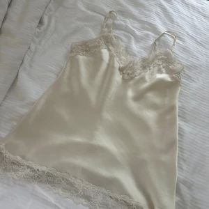 Ljus siden pjyamas set från Intimissimi - Superfin ljus pjyamas set i siden från Intimissimi med tunna axelband och spetsdetaljer vid urringningen. 