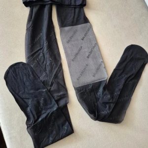 svarta strumpbyxor med logga - Snygga svarta strumpbyxor med diskret logotypmönster över hela tyget. Tunt och stretchigt material som sitter skönt och ger en exklusiv känsla. Perfekta för att lyfta vilken outfit som helst. NYA oanvända 