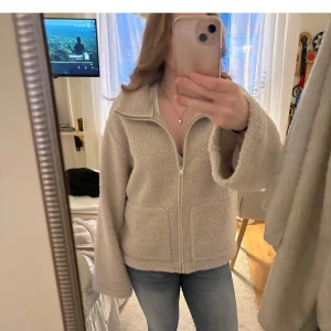 Beige teddyjacka med dragkedja - Säljer nu min supersnygga teddy jacka!! Den är super trendig och köpt från lager 157!! ❤️❤️ Använt ett fåtal gånger. Priset kan absolut diskuteras!! Köpt för 400 spänn ❣️❣️inte min bild!!!