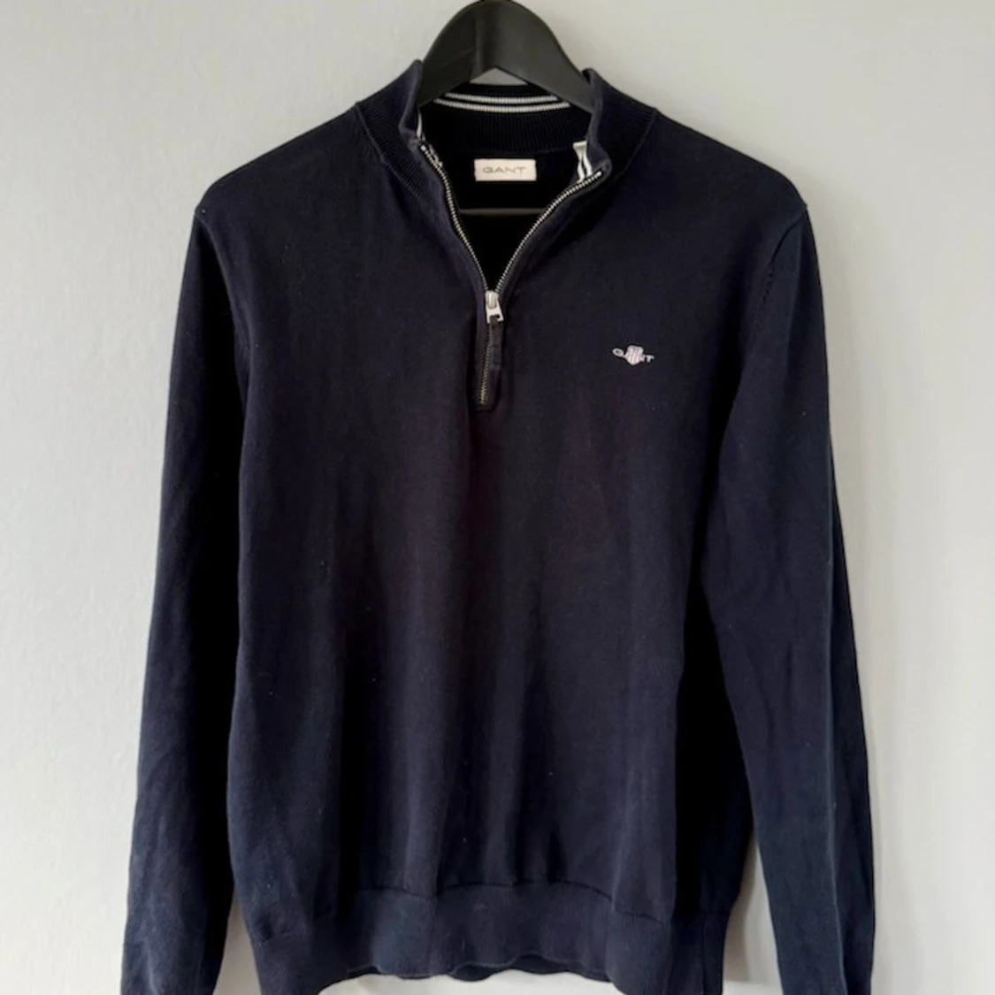 Mörkblå half zip tröja från Gant