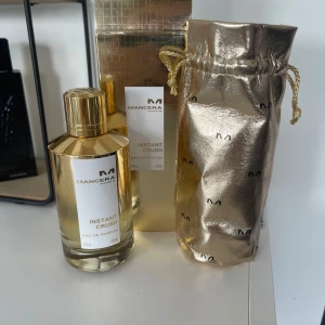 Mancera Instant Crush EdP 120ml - Lyxig parfym från Mancera, Instant Crush, i en snygg guldig glasflaska på 120 ml. Kommer med exklusiv guldfärgad förvaringspåse och matchande ask. Parfymen är använd några enstaka gånger och är ca 110 ml kvar. 