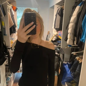 Off shoulder topp - Jätte fin off shoulder topp från Nelly. Den är i storlek xxs och är i mycket bra skick💕pris kan diskuteras 