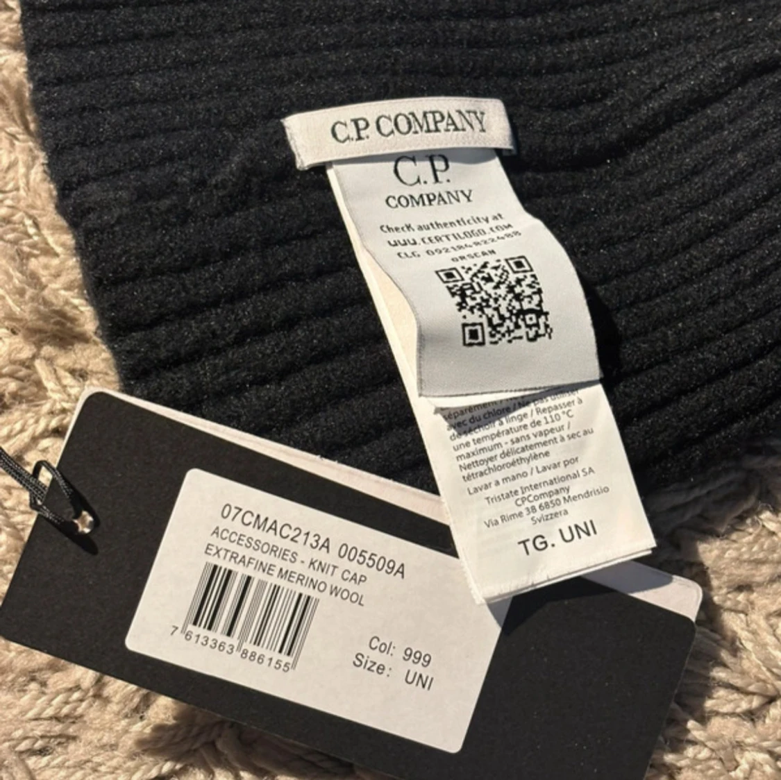 Svart ribbad mössa från C.P. Company - 3
