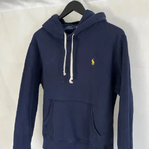 Ralph lauren hoodie - Säljer en ralph lauren hoddie i bra skick storlek S pr endast 499kr