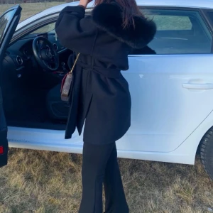 Päls kappa svart - Ja säljer min svarta päls kappa i nyskick använd fåtal gånger förra vintern nypris 3500 och säljer den för 2300 pris kan sänkas vid snabb affär, den är i strlk xxs men är större i strlk så den passar även xs skriv för egna bilder❤️