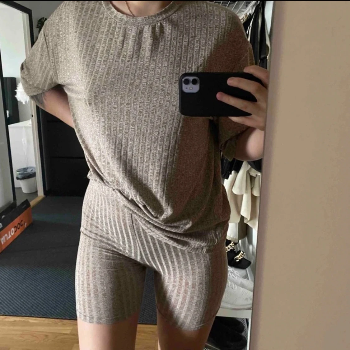 Beige ribbade cykelbyxor med matchande topp t-shirts oanvänd  - 2