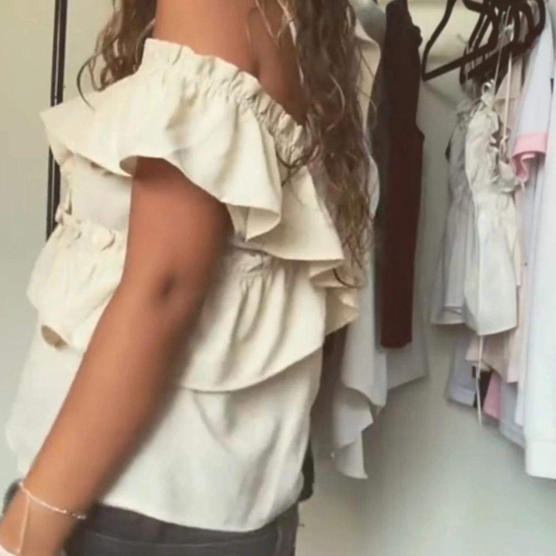 Beige volangblus med offshoulder - 3