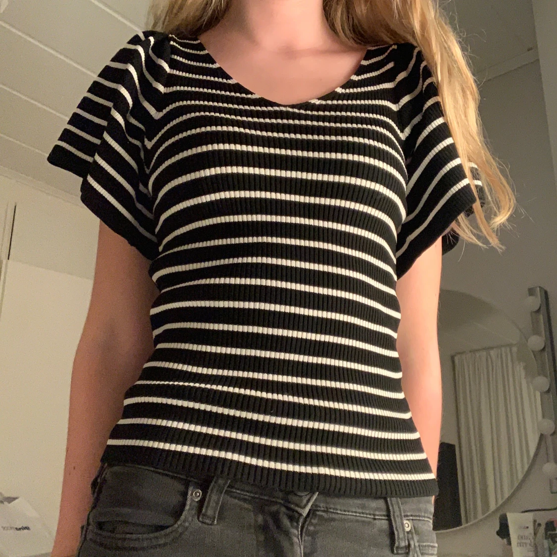 Randig svartvit ribbad topp med knyt