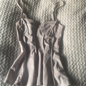 Divided Korsett  - Säljer denna ”korsett” ifrån H&M, använt en gång , i storlek Xs, säljer för 100 kr❤️