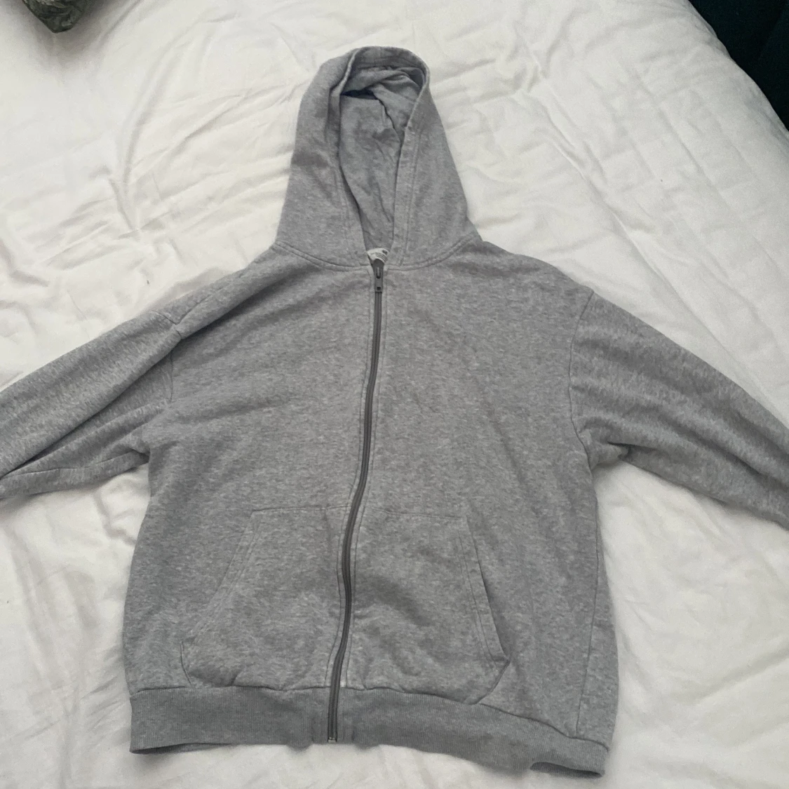 Grå hoodie med dragkedja från H&M