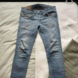Ljusblå skinny jeans från dondup - Säljer ett par ljusblå skinny jeans från dondup med klassisk femficksdesign och diskret D-detalj på bakfickan. Jeansen har smal passform, låg midja och är tillverkade i mjukt bomullsmaterial med stretch för extra komfort.