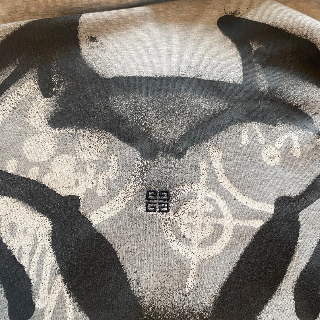 Grå Givenchy hoodie med svart print - 4