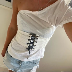 Topp med korsett och jeans snöre - Super cool topp köpt secondhand! Från bershka i strl s, köpte utan band så gjorde ett eget jeans band!