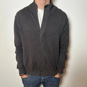 Stickad tröja | M - Grå Stickad Zip tröja | mycket fint skick och utan defekter | modellen är ca 180 cm | om du har frågor tveka då ej på att höra av dig 🙌