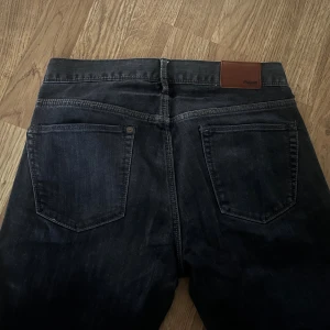 Lågmidjade jeans - Super snygga vintage lågmidjade bootcut jeans🥰 Köpt vintage men mycket bra skick, säljer pga att de är för småa🫶🏼 Skriv för frågor!! Midjemått: Ca 37cm Innerbenslängd: Ca 81cm Storleken är W29 L32