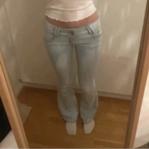 Ljusblå bootcut jeans  - Inte mina bilder , skriv privat för fler bilder