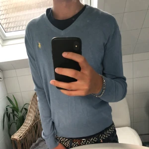 Ralphlauren stickad tröja - Tja! Säljer en riktigt snygg stickad tröja från Polo Ralph Lauren. Storlek M men sitter som en S. Hör av dig vid funderingar! 