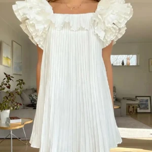 Vit plisserad kortklänning med volang - Jätte fin klänning som är perfekt till studenten.☺️💗