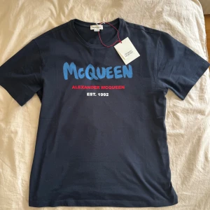 Alexander McQueen T shirt - Alexander McQueen T-Shirt Size 42 fits M/L Aldrig använd Köpt för 400$