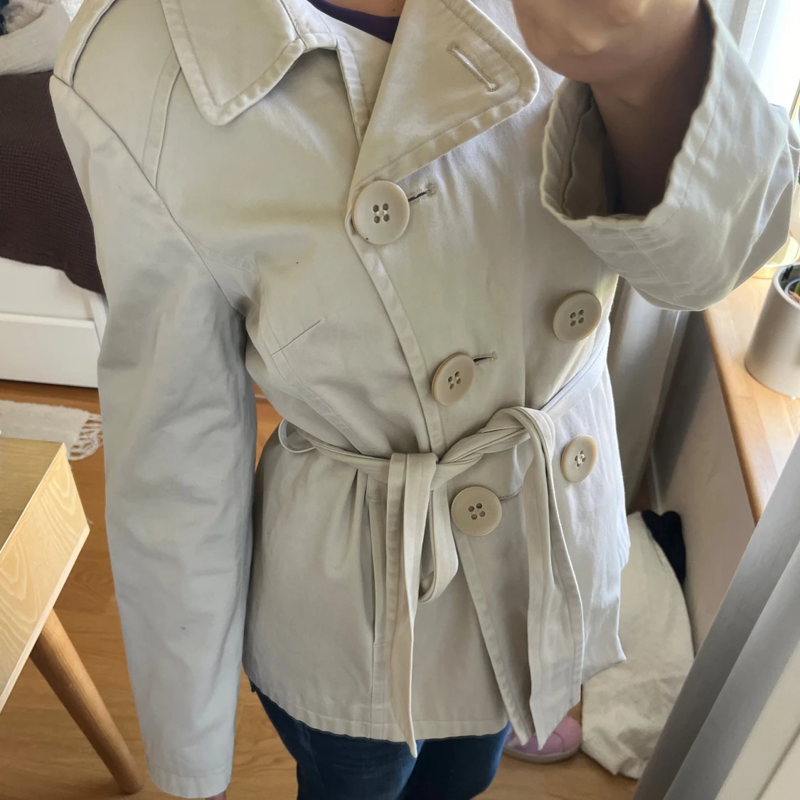 Beige trenchcoat med bälte och knappar - 2