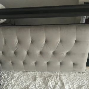 Grå sänggavel  - Ljusgrå sänggavel för en 120 säng, den är i mycket bra skick och en väldigt fin färg som är enkel att matcha. Kan antingen hämtad upp eller så kan vi mötas upp 