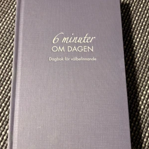 6 minuter om dagen: Dagbok för välbefinnande - En snygg och inspirerande dagbok som hjälper dig att må bättre på bara 6 minuter om dagen! Fyll i frågor om tacksamhet, positiva tankar och utmaningar varje dag. Perfekt för dig som vill boosta ditt välmående och skapa nya, positiva vanor.