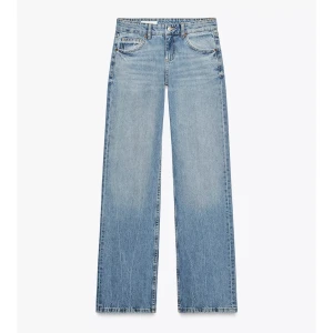 Blå wide leg jeans med låg midja - Snygga ljusblå jeans med wide leg och låg midja. Klassisk femficksmodell i denim med raka, vida ben och avslappnad passform. Perfekta för en chill och trendig look. Aldrig använda men har tagit bort prislappen så kan inte lämna tillbaka 