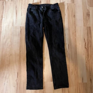 Svarta jeansbyxor från Vailent XS - Svarta jeansbyxor från Vailent i storlek XS. Klassisk femficksmodell med raka ben. Jeansen har en mörk tvätt och är tillverkade i ett slitstarkt bomullstyg med en snygg, enkel look.