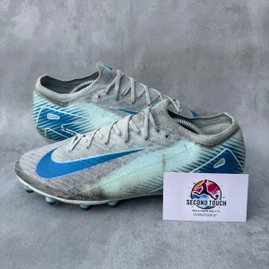 Nike mercurial -  Nike Air Zoom Mercurial Vapor 16 Elite AG – Vit/Blå • Storlek 📏 43 • Underlag ⚽ AG • Skick ✅ Bra skick – lite smuts, annars i gott skick • Pris 💰 Ej hugget i sten – kom med bud! • Frågor? ❓ Tveka inte att höra av dig! 