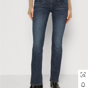Ltb Valerie jeans  - Snygga mörkblå jeans från ltb  med klassisk femficksdesign och subtila slitningar. Modellen har bootcut-ben och låg midja, vilket ger en tidlös och avslappnad look. Jeansen är tillverkade i mjukt denimtyg som sitter skönt hela dagen.