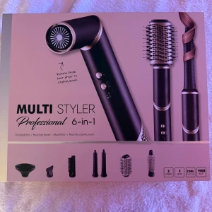 Multi Styler Professional 6-in-1 - Multi Styler Professional 6-in-1 är ett mångsidigt stylingverktyg med 1500W BLDC-motor, 3 värmelägen, 2 hastigheter och jonisering. Inkluderar locktänger, rundborste, plattång, precisionsmunstycke och diffuser. Perfekt för olika hårtyper. Produkten är oanvänd i originalförpackning, endast öppnad. 