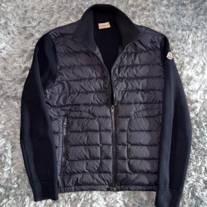Svart pufferjacka från Moncler M - Mon**er Maglione Tricot Cardigan Navy Blå  Storlek: M Skick: 8/10 Nypris: 12000kr+ Pris: 4990kr Frakt: (hemlevererat spårbart)📦  110+ referenser tillgängliga, tveka inte meddela ifall du är intresserad!