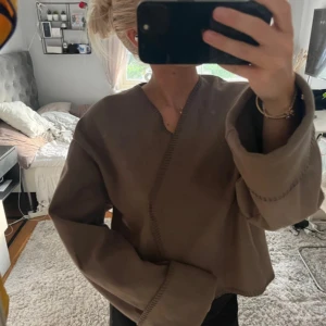 Mullvad/brun färgad   kofta med vida ärmar - Jättefint skick! Knappt använd, storlek XS ifrån ginatricot, kappa/jacka!