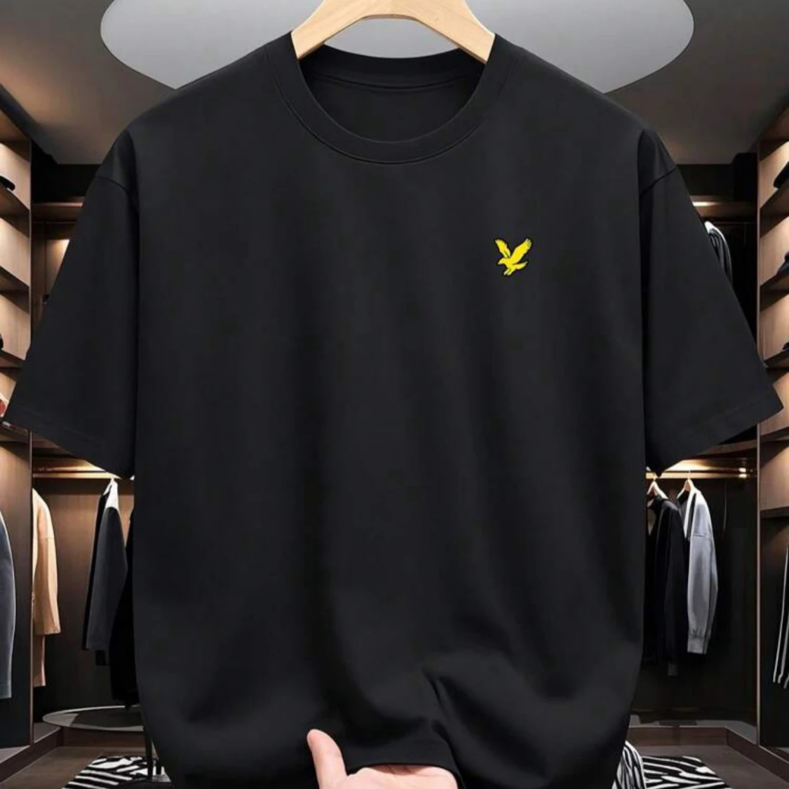 Svart t-shirt med gul logga Lyle & Scott