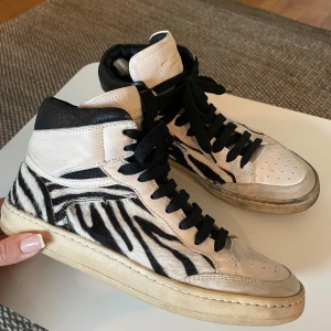Zebramönstrade high-top sneakers Officine Creative - As coola och unika high-top sneakers från Officine Creative med zebramönster🦓🦓Stolek 36. Bra skick🖤 Nypris 4500kr