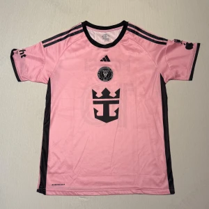 Inter Miami fotbollströja  - Lionel Messi Inter Miami fotbollströja i mycket bra skick. Inga defekter eller hål. Säljer då jag inte använder den alls. 