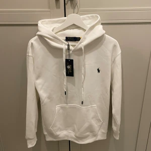 Ralph Lauren Hoodie - Säljer denna sprillans nya hoodie i storlek S som passar mer som XS. Kom gärna med prisförslag eller frågor om du har några! 