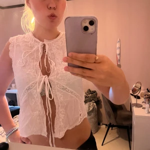 FEST TOPP - Säljer en genomskinlig fest topp från Zara. Den har 2st knuten i mitten och har mönster på. Använd 2 gånger. Köpt för 300-400kr