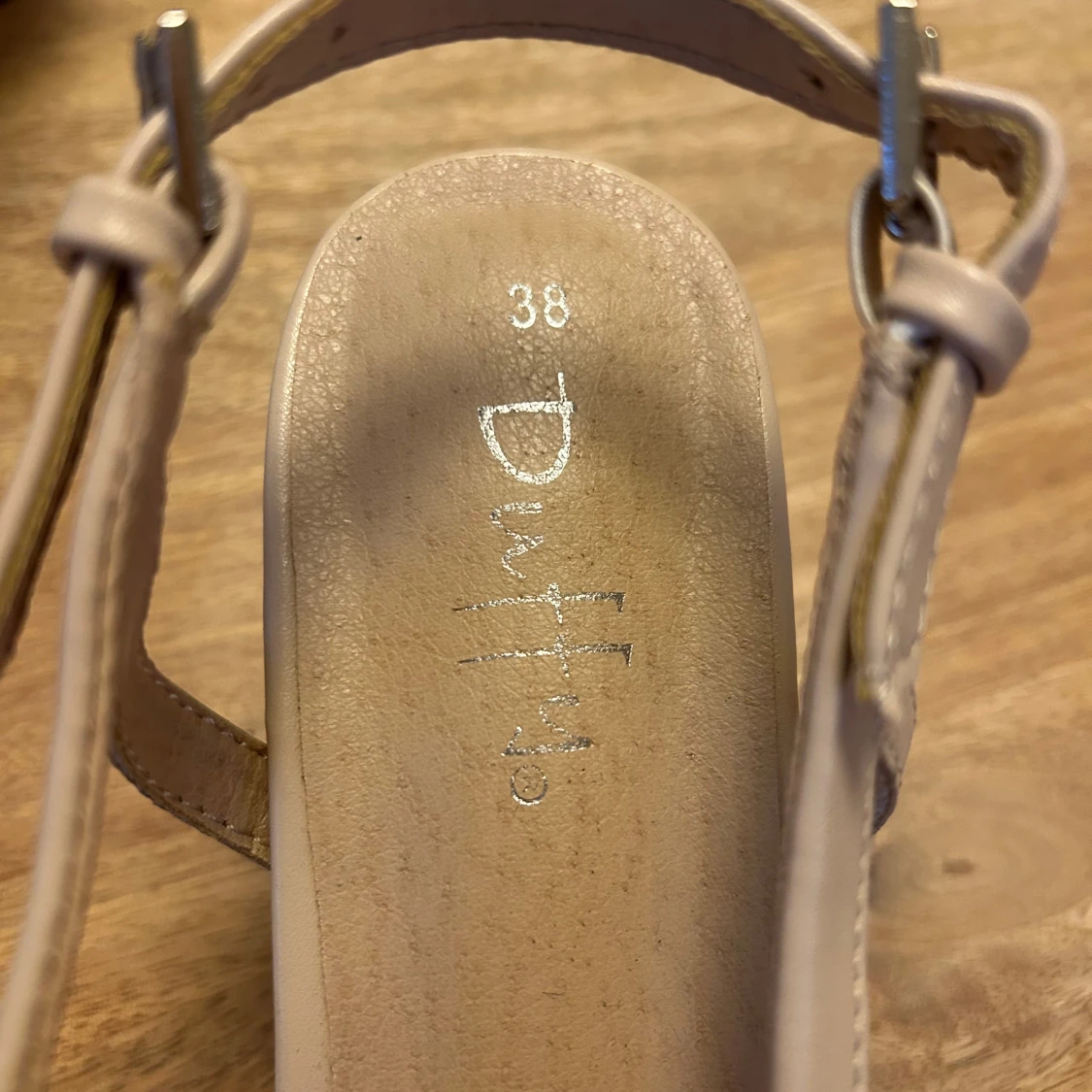 Beige pumps med låg klack från Duffy - 2