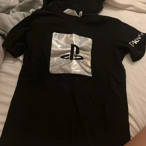 Svart PlayStation t-shirt från H&M - Tröjan passar småbarn. Skriv till om ni behöver fler bilder ❤️Nästan oanvänd och är i bra skick