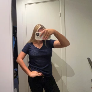 Mörkblå v-ringad t-shirt - En basic mörkblå t-shirt med v-ringning och korta ärmar. Passar perfekt om du känner för att ha en chill outfit eller under en höstlig tjock tröja🌸